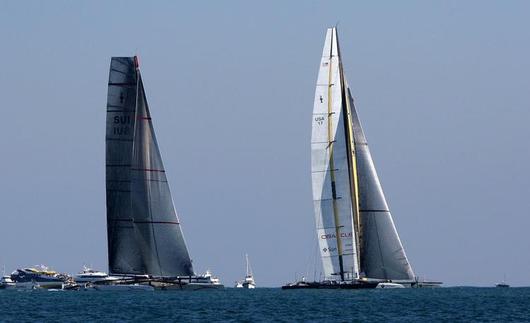 Hi-tec. BMW Oracle Racing (til højre) var stærkest i første sejlads. 