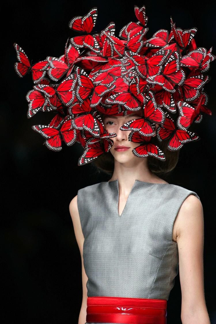 Hat. En Alexander McQueen-hat fra forårskollektionen 2008 præsenteret i Paris. Torsdag morgen blev den 40-årige designer fundet død i sit hjem i London. Foto: AP 