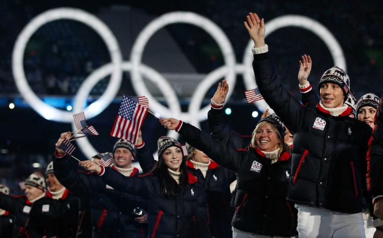 De amerikanske atleter vinker til publikum. 