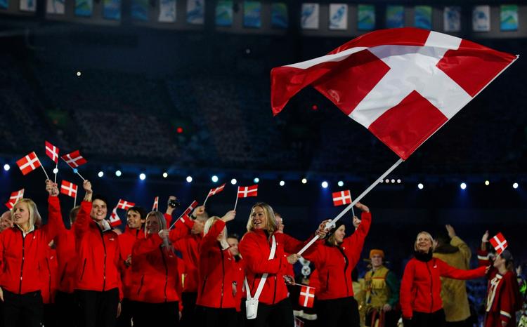 Det danske hold - ført an af fanebærer Sophie Fjellvang-Sølling. 