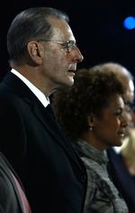 IOC-præsident Jaques Rogge til venstre mindes den dræbte georgiske kælkeatlet, der døde under træning dagen inden åbningen. 