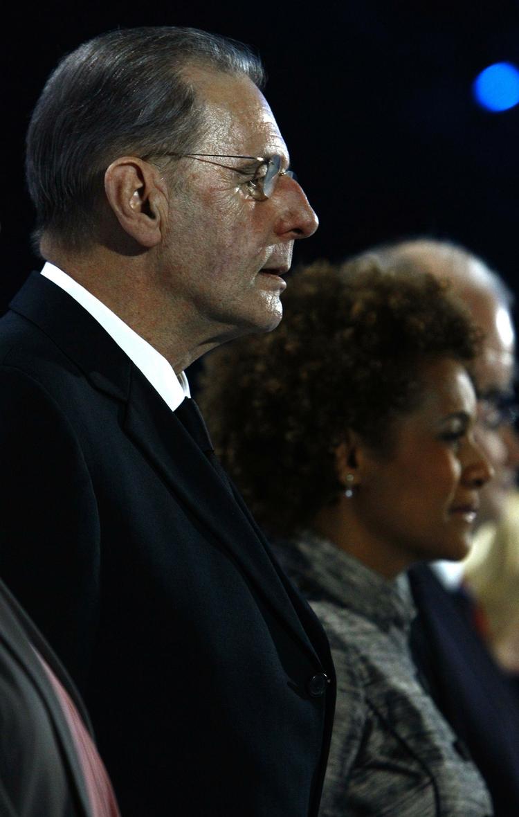 IOC-præsident Jaques Rogge til venstre mindes den dræbte georgiske kælkeatlet, der døde under træning dagen inden åbningen. 