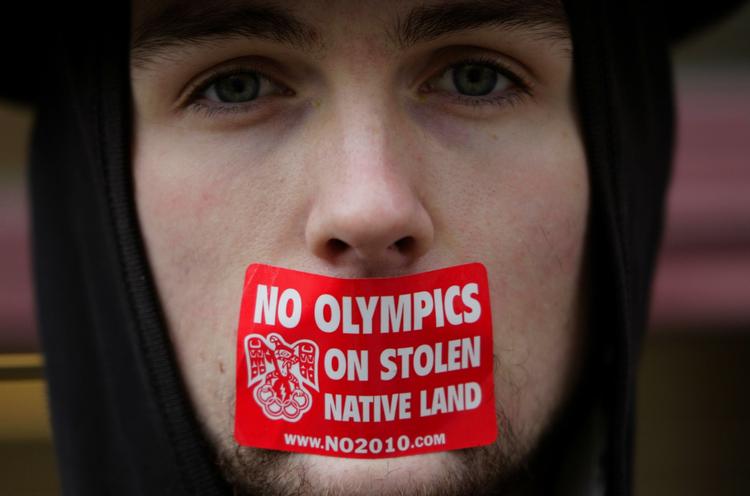 Ikke alt var en fest. En demonstrant protesterer for indfødte nordamerikaneres rettigheder. 