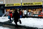Slagtilbud. Landets sidste Mirakelpriserbutik på Sundbyvester Plads på Amager lukker, efter at generationer af prisbevidste arbejdere har købt deres uldne undertøj, kjoler og metervarestoffer her. Foto: Finn Frandsen 