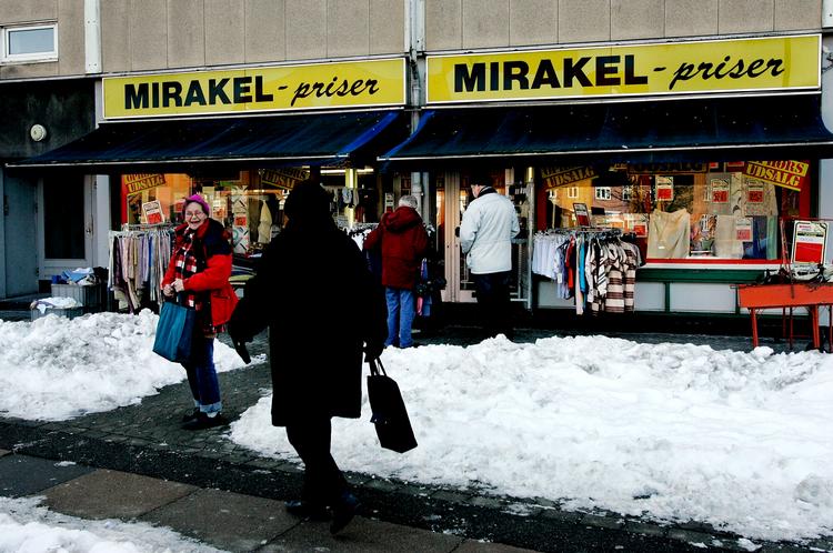 Slagtilbud. Landets sidste Mirakelpriserbutik på Sundbyvester Plads på Amager lukker, efter at generationer af prisbevidste arbejdere har købt deres uldne undertøj, kjoler og metervarestoffer her. Foto: Finn Frandsen 