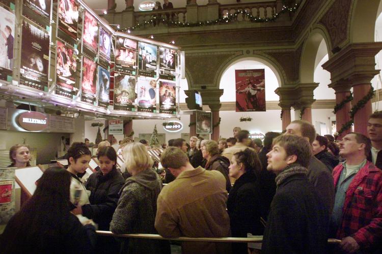 »Jeg vil hellere dø og parteres levende end f.eks. at gå i biffen fredag eller lørdag aften, når popcornskvotienten er højest og teenagekæresteriet mest intenst.«, siger Michael Bo. 