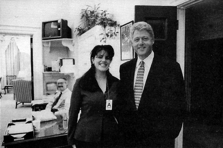 cigarfar. Præsident Bill Clinton and Monica Lewinsky på et officielt foto fra 1995. Siden rodede Clinton sig som bekendt ud i lange bortforklaringer af, hvad det var for et forhold, de to havde.