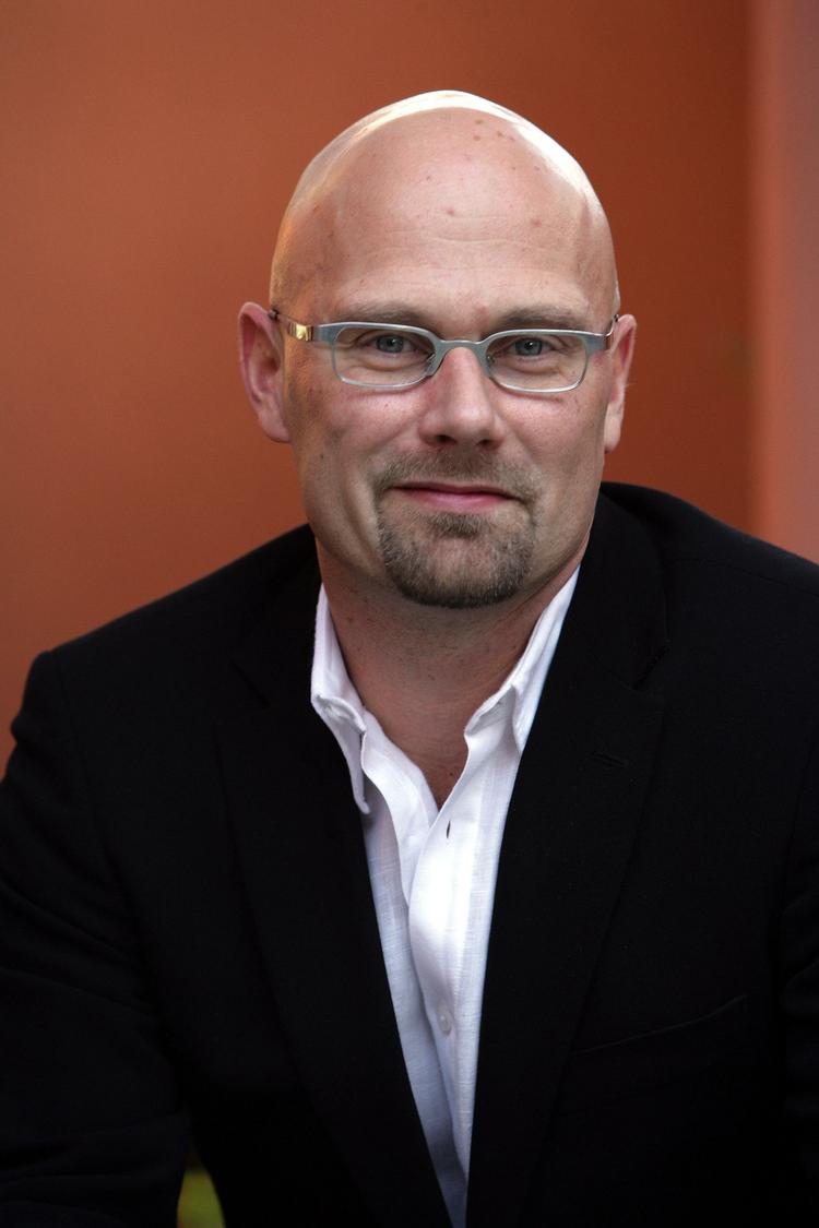 Komedie. Den danske instruktør Ole Christian Madsen arbejder bl.a. på en komedie med bl.a. Anders W. Bertelsen og Paprika Steen. Sidstnævnte i rollen som fodboldagent. Her foto af 43-årige Madsen fra 2006. 