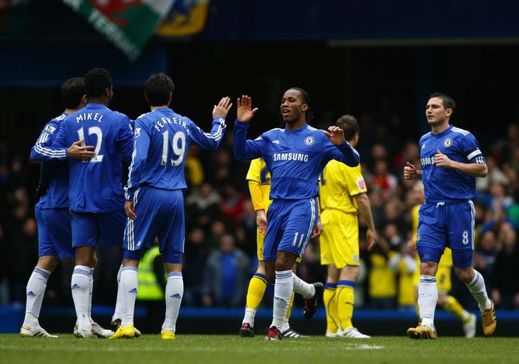 tophold. Chelsea holder kursen mod triumfer på tre fronter med hnæsten ele stjerneparaden i aktion mod Cardiff, blandt andre Didier Drogba (nr. 2 fra venstre), der scorede det første og lagde op til det andet mål. 