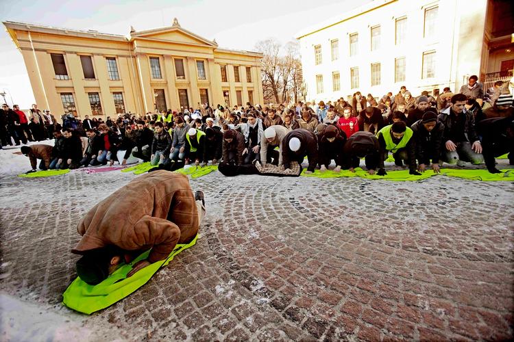 BØN. Norske muslimer startede demonstration med fredagsbøn. 
