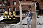 Fanget. Ti modeller skiftede lørdag eftermiddag catwalk ud med en boks på Rådhuspåladsen. 
