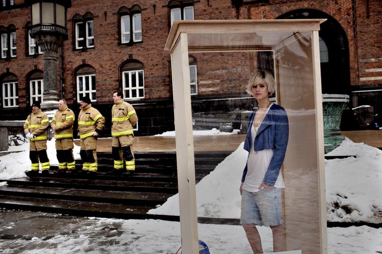 Fanget. Ti modeller skiftede lørdag eftermiddag catwalk ud med en boks på Rådhuspåladsen. 