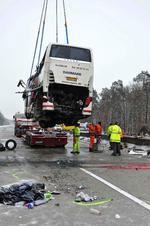 BUSULYKKE. Den forulykkede bus fjernes fra mortorvejen i Tyskland. 