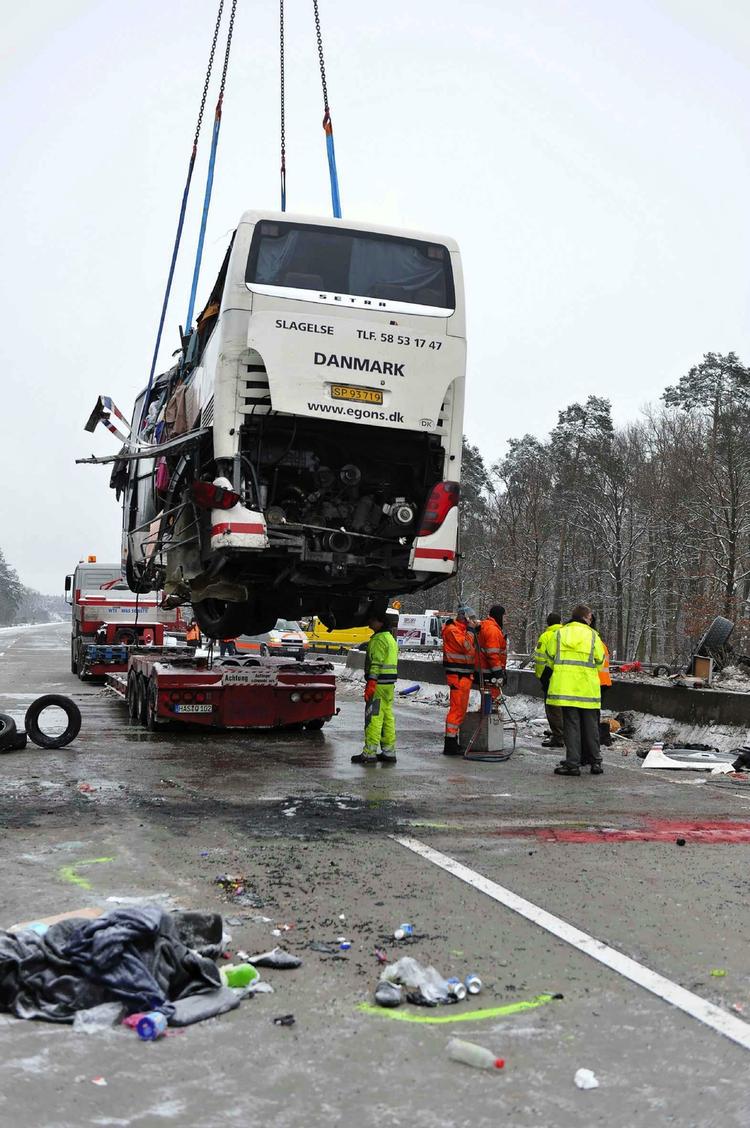 BUSULYKKE. Den forulykkede bus fjernes fra mortorvejen i Tyskland. 