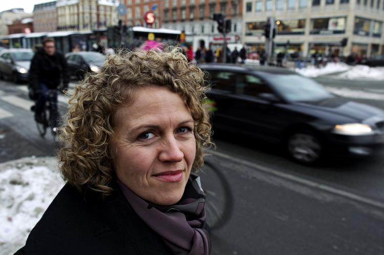 35-årige Gunilla Harms gik akut ned med stress efter heftige år som overskudsmor og et krævende job som jordemoder. Nu har hun lært at slappe - lidt - mere af. 