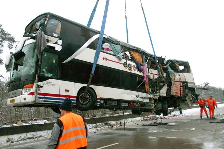 Ulykke. Den danske bus var voldsomt beskadiget efter ulykken på den tyske motorvej A9. 