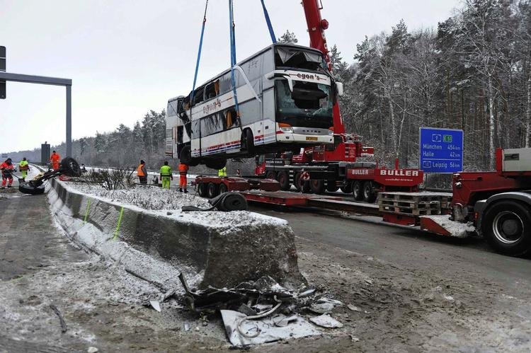 Oprydning. Motorvejen ved Dessau, cirka 150 kilometer syd for Berlin, blev afspærret under oprydningen efter det voldsomme uheld. 