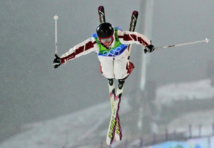 snublede. Canadas Jennifer Heil lå til guldet lige til den sidste deltager løb ind på pukkelpisten. Men så sejrede amerikanske Hannah Kearney. 