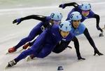 medaljehunger. USA's Apolo Anton Ohno (nummer to fra højre) er klemt inde mellem tre sydkoreanere, der dog ikke kunne finde ud af at arbejde mod den fælles triumf. 