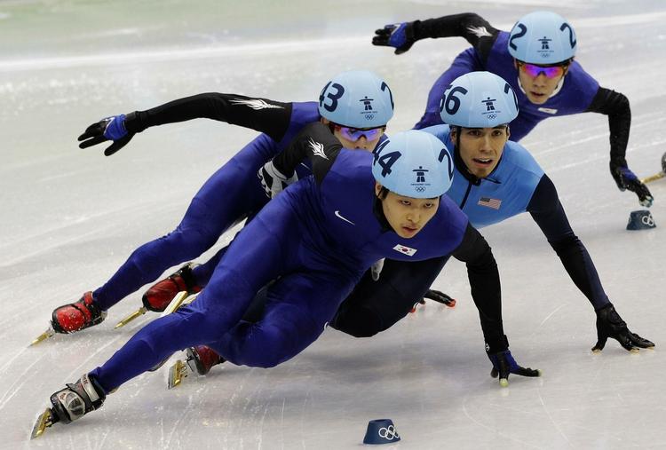 medaljehunger. USA's Apolo Anton Ohno (nummer to fra højre) er klemt inde mellem tre sydkoreanere, der dog ikke kunne finde ud af at arbejde mod den fælles triumf. 
