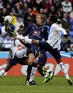 tårnet. Peter Crouch (midt) var i midtpunkt for meget opspil fra Tottenhams bagerste linje i FA cup kampen mod Bolton. 