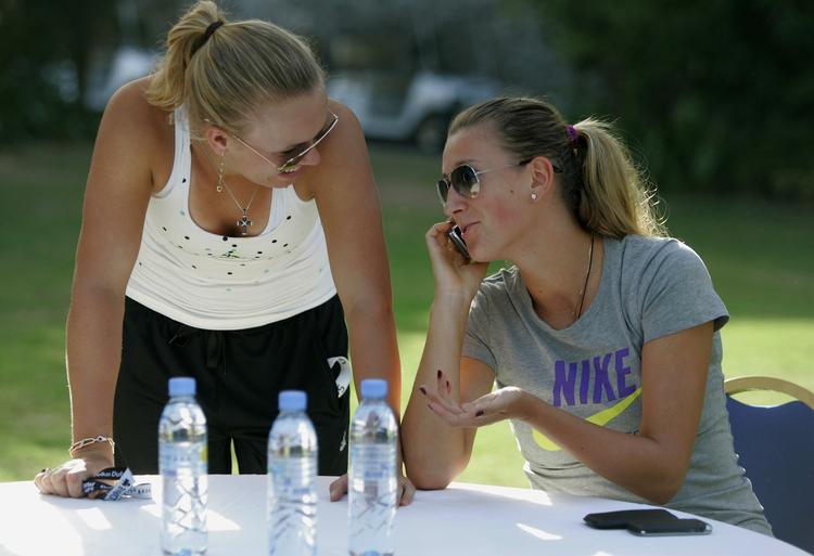 venindesnak. Caroline Wozniacki (tv) i hyggesnak med hviderussiske Victoria Azarenka, som danskeren kan træffe at støde ind i ved turneringen i Dubai. 