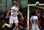 hovedspil. Tre af målene i kampen mellem Crystal Palace og Aston Villa blev scoret på hovedstød. Her scorer James Morris for Aston Villa. 