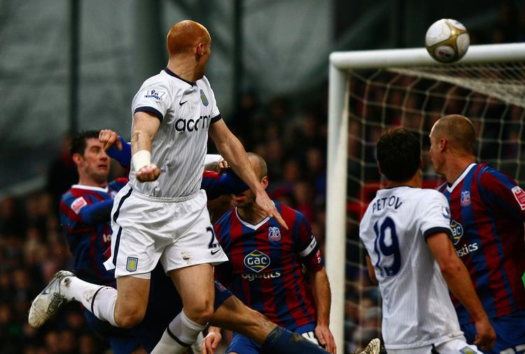 hovedspil. Tre af målene i kampen mellem Crystal Palace og Aston Villa blev scoret på hovedstød. Her scorer James Morris for Aston Villa. 