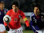 Nedtur. Japans anfører Yuji Nakazawa (th.) måtte skuffende se Sydkorea og Lee Keun-ho løbe med sejren ved de østasiatiske mesterskab. 