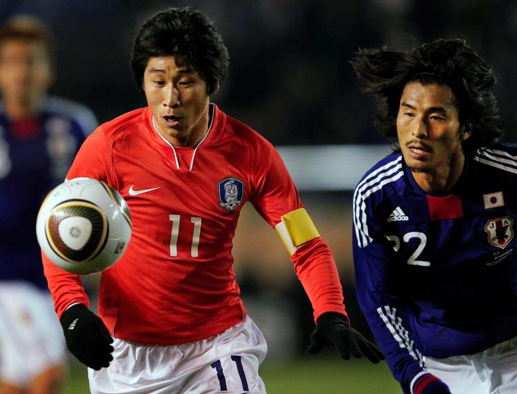 Nedtur. Japans anfører Yuji Nakazawa (th.) måtte skuffende se Sydkorea og Lee Keun-ho løbe med sejren ved de østasiatiske mesterskab. 