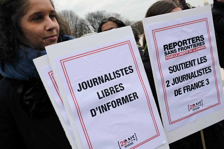 Kolleger til de to kidnappede journalister viser deres støtte. 