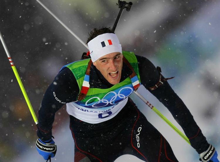 Sludsejr. Franske Vincent Jay vandt guldet på skiskytternes sprint. Blandt andet takket være voldsomt nedbør. 