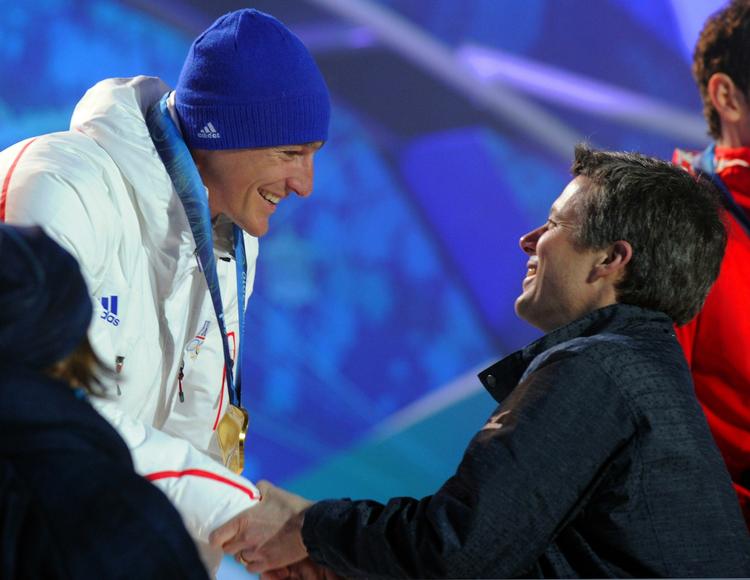 tillykke. I sin egenskab af IOC-medlem overrakte kronprins Frederik medaljerne for 10 km skiskydning, der blev vundet af franskmanden Vincent Jay. 