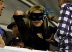 Madonna. Den 51-årige sanger befinder sig i disse dage i Rio de Janeiro, hvor hun her er ved at maskere sig til karneval. 