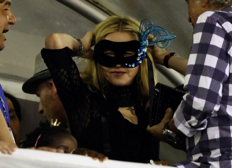 Madonna. Den 51-årige sanger befinder sig i disse dage i Rio de Janeiro, hvor hun her er ved at maskere sig til karneval. 