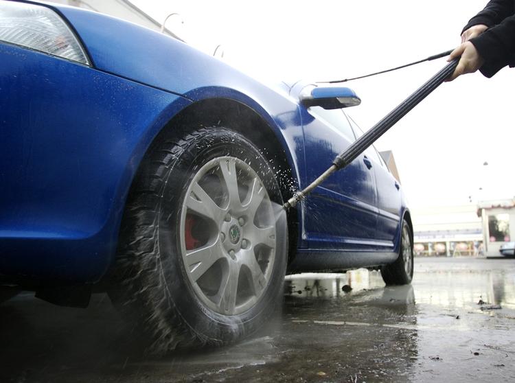 Når vinteren er gået kan det være nødvendigt med en gang gedigen håndvask af bilen for at få de sidste saltrester af. Vaskehallerne gør det ikke godt nok. 