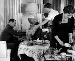 Teatime. Frederik IX og dronning Ingrid drikker te med prinsesserne. Det gjorde de hver eftermiddag kl. fire, uanset hvor de opholdt sig i verden. Da fotografen var på besøg i 1956, var det prinsesse Benediktes tekande fra A. Michelsen, der var hevet frem. Foto: Vagn Hansen/fra bogen 