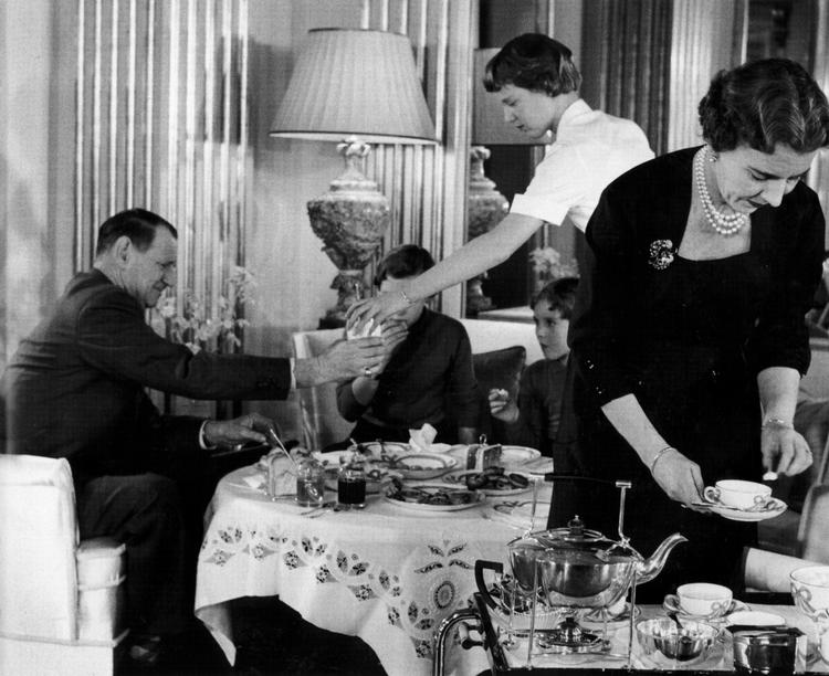 Teatime. Frederik IX og dronning Ingrid drikker te med prinsesserne. Det gjorde de hver eftermiddag kl. fire, uanset hvor de opholdt sig i verden. Da fotografen var på besøg i 1956, var det prinsesse Benediktes tekande fra A. Michelsen, der var hevet frem. Foto: Vagn Hansen/fra bogen 