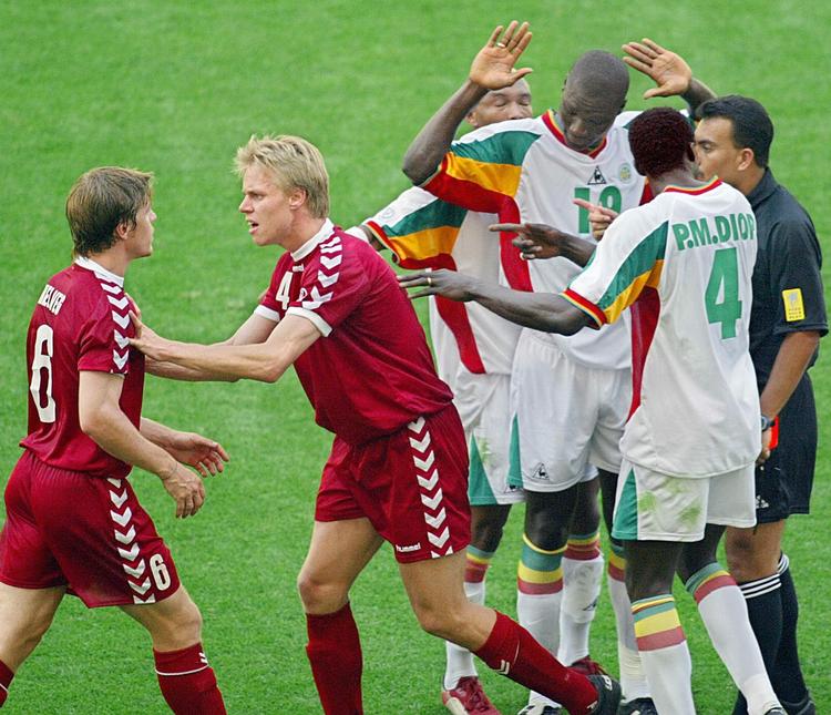 hidsigt. Temperamentet var i kog, da Danmark og Senegal spillede den hidtil eneste indbyrdes kamp. Det var under VM-slutrunden i 2002, da Martin Laursen måtte dæmpe en tydeligt ophidset Thomas Helveg. Arkivfoto. 