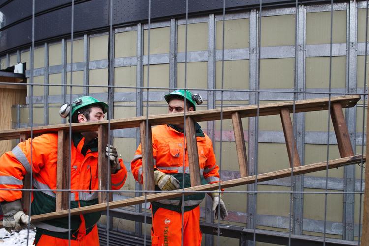 Byggeplads. Bygningsarbejdere er gået i gang med det omfattende nedrivningsarbejde. I de næste syv år vil dele af Rådhuspladsen være forvandlet til byggeplads. Det begynder med nedrivningen af HT's busterminal. 