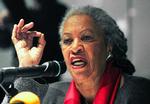 SAMVITTIGHED. Toni Morrison taler de udstødtes sag ved en pressekonference i Paris. 2006.  Foto: Michel Euler/AP 