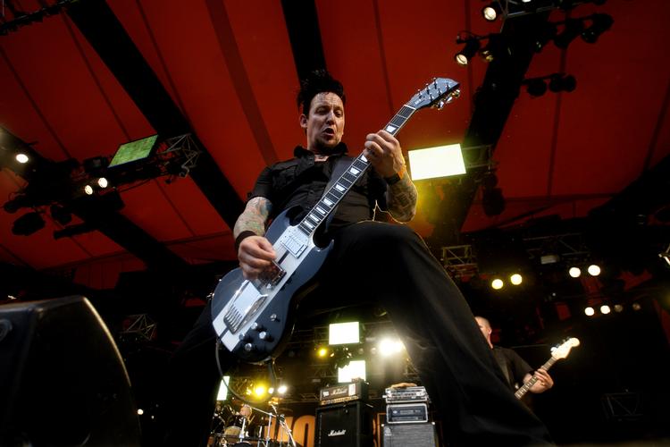 sygdomsramt. En influenzaramt Michael Poulsen nåede at levere otte numre til publikum i Tilburg, inden han gik i gulvet. Her foto fra Roskilde Festivalen 2007. 