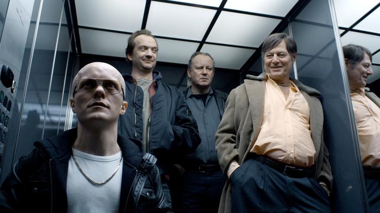 snill. Den norske film 'En ganske snill mann' fik latteren til at rulle i Berlin. Filmen er instrueret af Hans Petter Moland og har manuskript af Kim Fupz Aakeson. 
