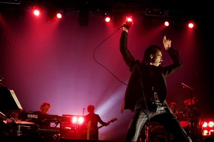Nick Cave er en af de 180 navne som nordmændene kan få glæde af. Her ses man med sit back-up band The Bad Seeds. På Roskilde Festival optræder han som del af trioen Grinderman. 
