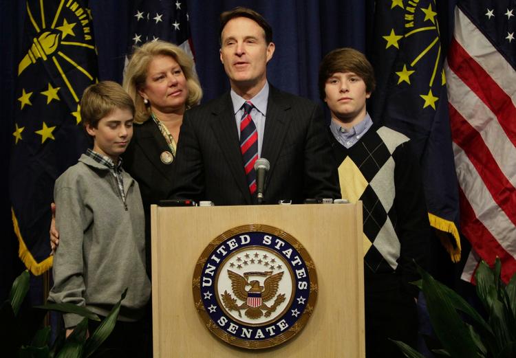 Farvel. Evan Bayh havde sin kone, Susan, og to børn ved sin side, da han meddelte sin beslutning om at stoppe i Kongressen. 