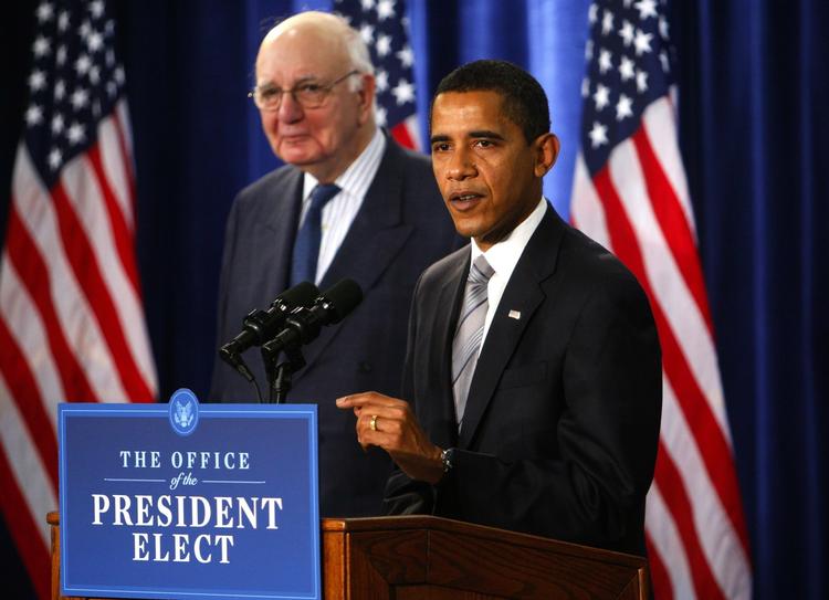 Uambitiøst. Hvis Barack Obama for alvor vil gøre noget ved de problemer, som skabte det finansielle kollaps, skal der formentlig andre metoder til, end dem han og tidligere centralbankformand, Poul Volcker (tv.), disker op med. Foto: Charles Dharapak 