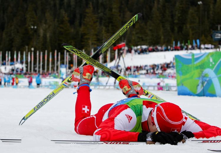 besejret. Nok ser Dario Cologna besejret ud, men schweizeren er såmænd bare udmattet efter at have lagt alle de norske favoritter bag sig. 