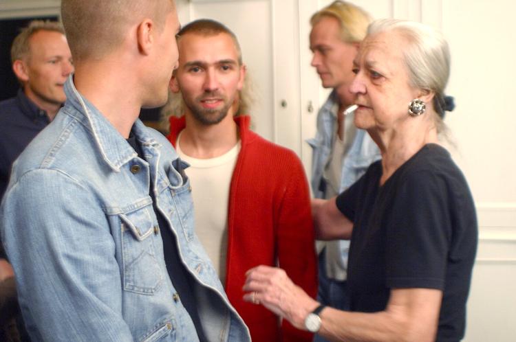 Kvalitet.  Rigmor Mydtskov i vanlig stil - med en cigaret i mundvigen og i færd med at  arrangere sit motiv. Her har hun  besøg i sit atelier af Politikens  fotografer en  sommerdag i 2002 for at forevige  avisens samlede fotografhold. 