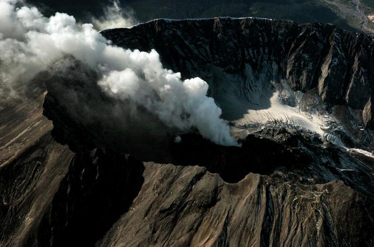 Vulkanfare. Mange bjergbestigere vil gerne helt hen til kanten af vulkanen Mount St. Helens. Men det kan være en risikabel affære. 