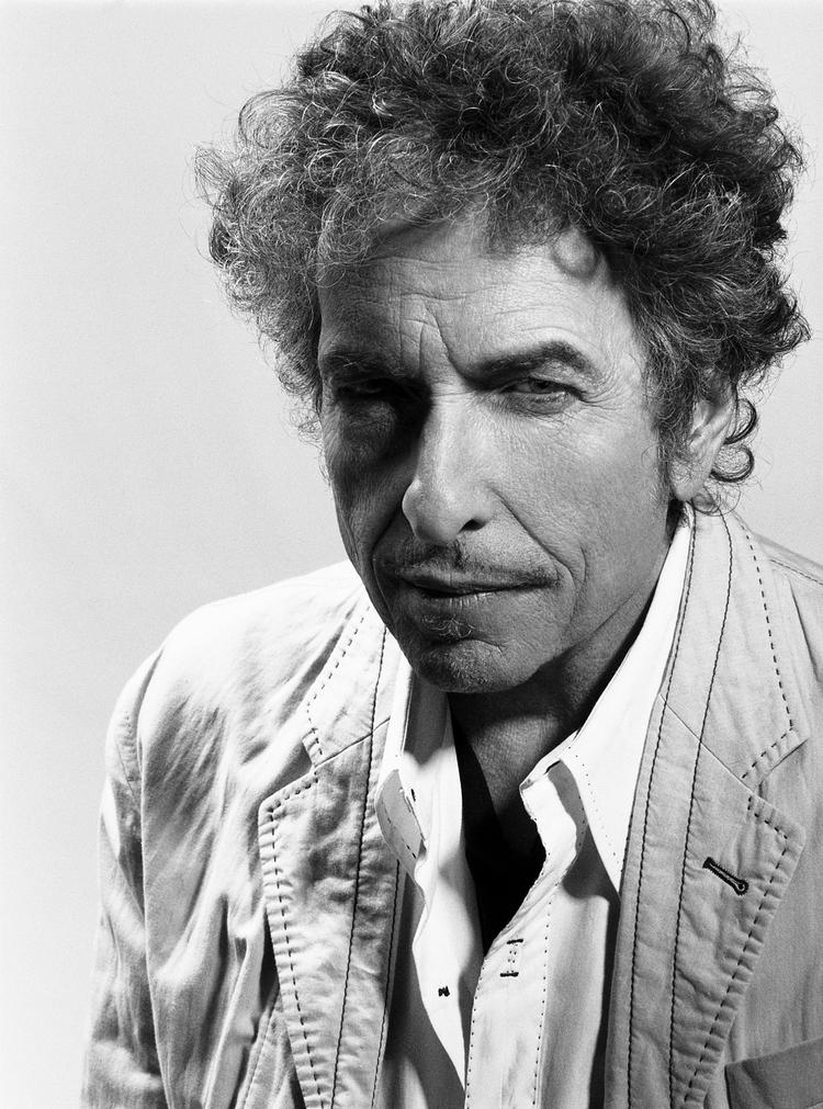 Dylan. »Jeg tegner bare det, jeg finder interessant, og så maler jeg oven på det. Det  kan være en række af huse, haver, en allé med træstubbe. Det kunne være  hvad som helst«. 